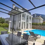 Detached With Private Pool In Oeluedeniz, ヴィラ フェティエ