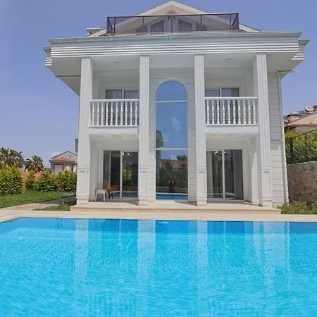 Vila Detached With Private Pool In Oeluedeniz,